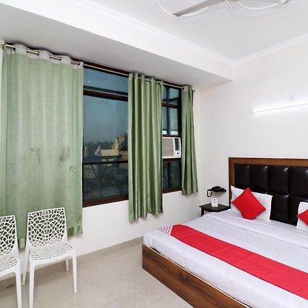 Oyo 24958 Hotel Dayal Belanganj Luaran gambar