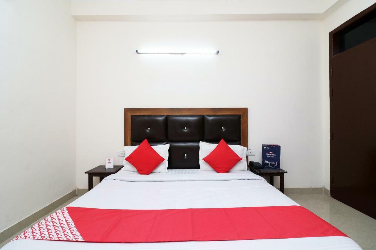 Oyo 24958 Hotel Dayal Belanganj Luaran gambar