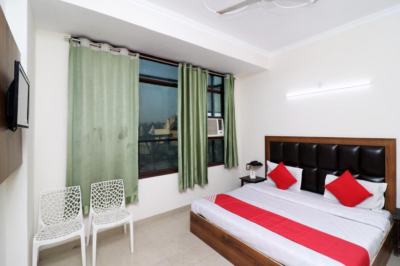 Oyo 24958 Hotel Dayal Belanganj Luaran gambar