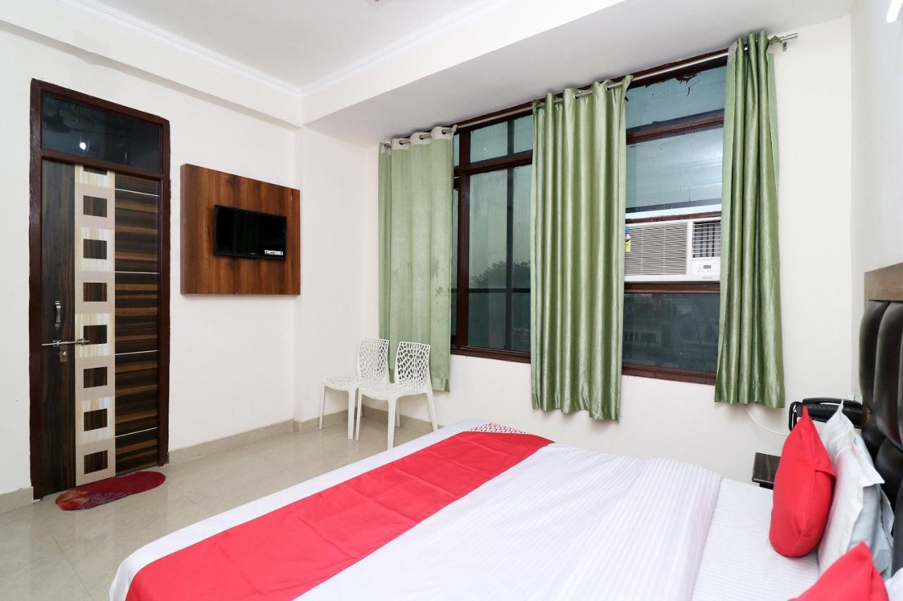 Oyo 24958 Hotel Dayal Belanganj Luaran gambar